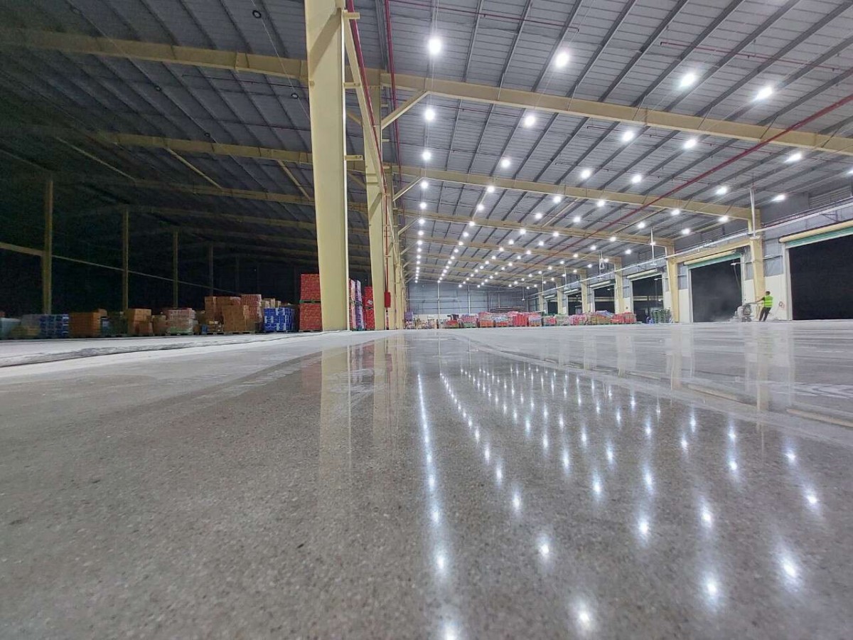 Thi Công Đánh Bóng Sàn Bê Tông Đẹp, Bền, Tăng Độ Cứng Bề Mặt 4 danh bong san be tong 8 1