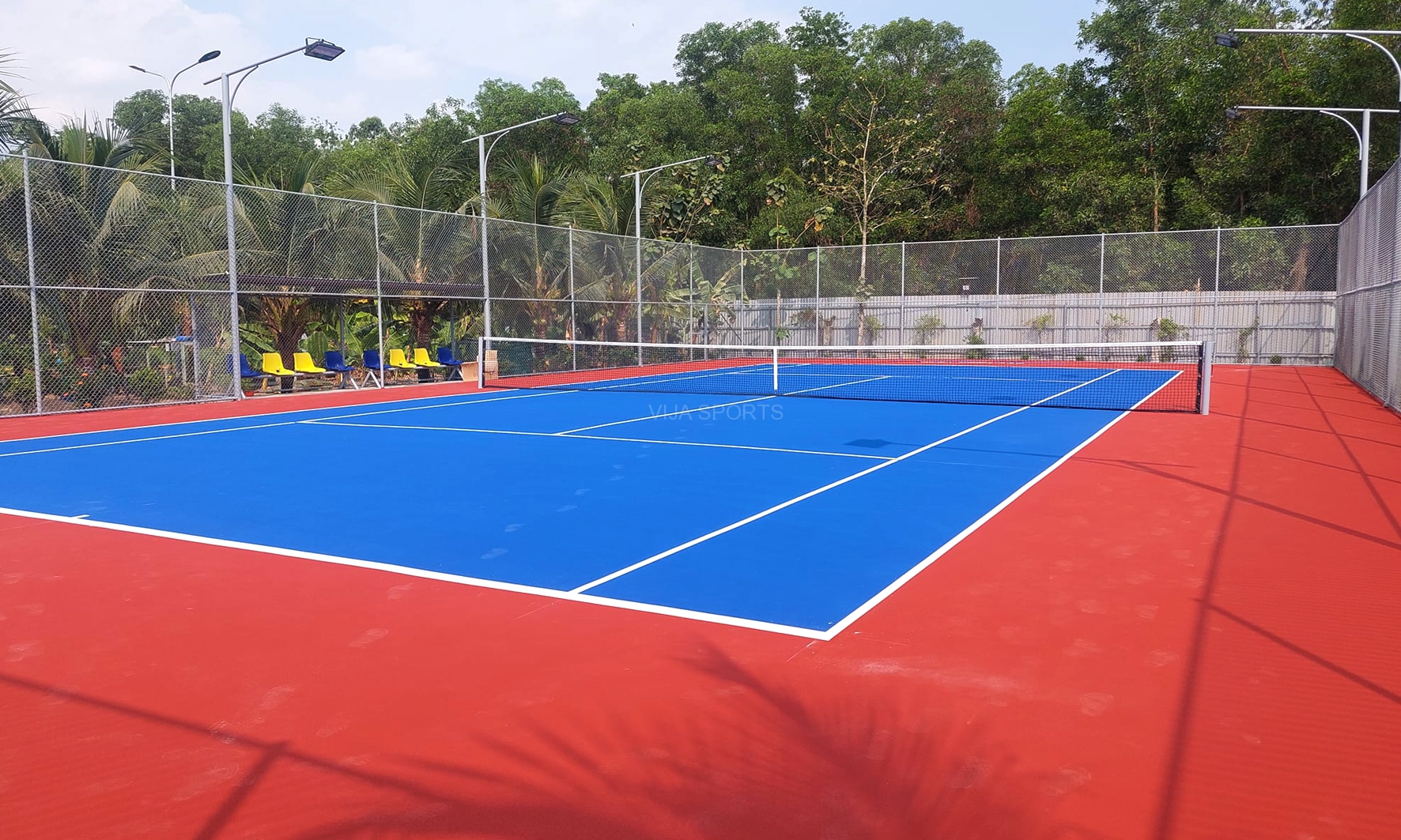 thi cong son san tennis